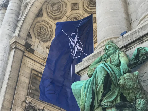Brussels Belgium June 2021 Прапор Нато Пурхає Вітром Аркадах Cinquantenaire — стокове фото