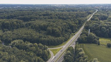 BRÜKSEL, Belçika - 8 Ağustos 2022: Tarlalarla çevrili bir ormanın havadan görünüşü