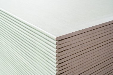 Yapı malzemeleri. alçıpan kağıtları üst üste dizilmiştir.