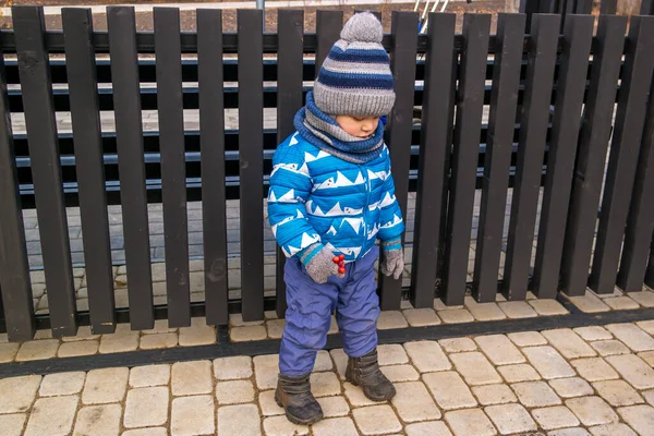 Ein Kleiner Junge Blickt Mit Traurigem Blick Boden Stockbild