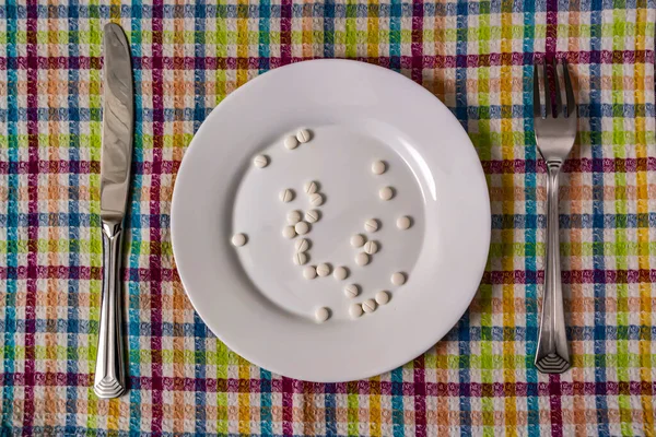 Concepto Enfermedad Tratamiento Tabletas Están Plato Junto Tenedor Cuchara — Foto de Stock