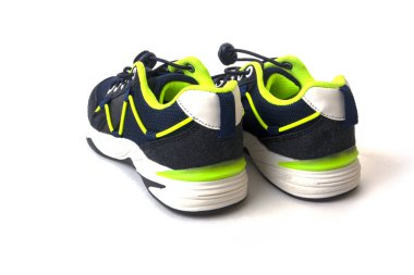 Bir çift koyu mavi çocuk spor ayakkabısı.