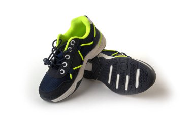 Bir çift koyu mavi çocuk spor ayakkabısı.