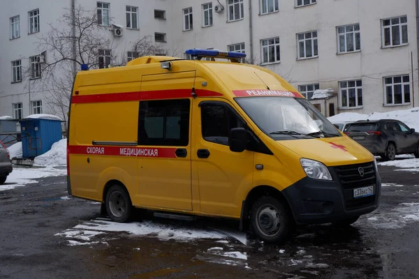 Novokuznetsk Russland 2021 Krankenwagen Intensivwagen Parken Vor Dem Krankenhaus lizenzfreie Stockbilder