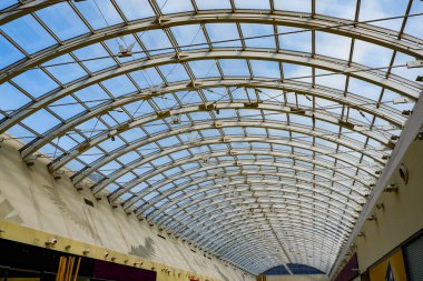 Binanın cam çatısının bir parçası. Çatıdan mavi gökyüzünü görebilirsin.,