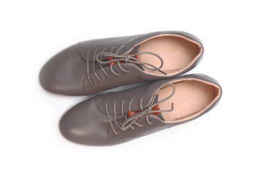 Beyaz arka planda izole edilmiş gri deri ayakkabılar..