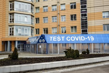 Coronavirus testi için hastaneye geçici bir süre. covid-19 testi