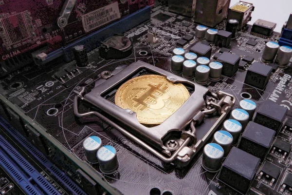 Uma Moeda Bitcoin Inserida Ranhura Placa Mãe Para Computador Vez — Fotografia de Stock