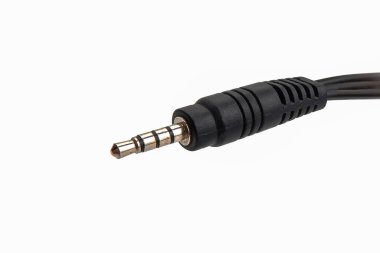 siyah 3.5 mm jack ses kablosu beyaz arkaplanda izole edildi.