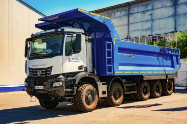 Novokuznetsk, Rusya-02.06.2021, KAMAZ-65805 SAMSON hattının maden kamyonu.