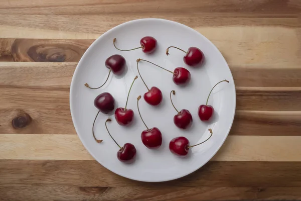 Few Ripe Cherries Lie White Plate Next Each Other — Stock Photo, Image