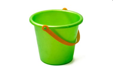Yeşil plastik kova, beyaz arka planda yalıtılmış.