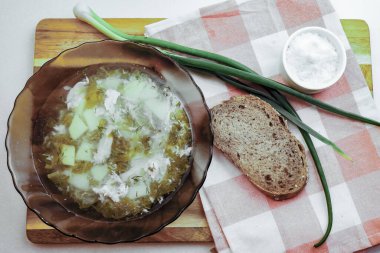 Kır kuşu çorbası, yeşil soğan ve yumurta bir tabağa konur.