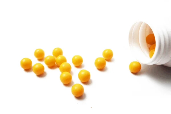 Vitamin Hapları Beyaz Arka Planda Vitamin Kavanozunun Yanına Saçılmış — Stok fotoğraf