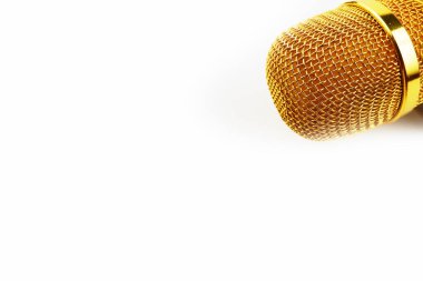 Beyaz arka planda altın bir mikrofon. izole et. Boşluğu kopyala.