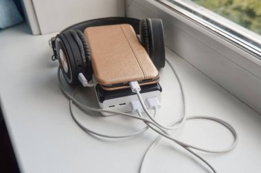 cep telefonu ve bluetooth kulaklıklar power bank kullanılarak şarj edilir.