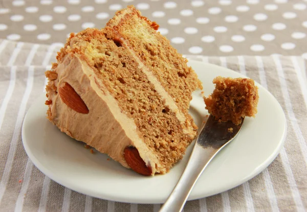 Gâteau fait maison avec amande et crème de café — Photo