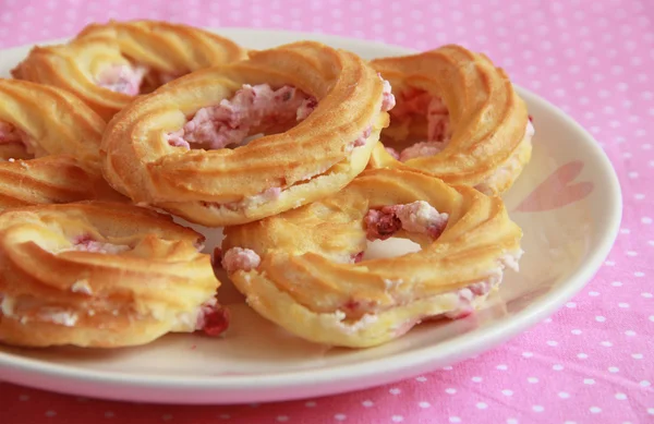 Anillos de pastelería jalá con crema de frambuesa . —  Fotos de Stock