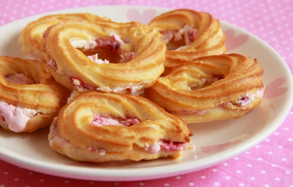 Anéis de pastelaria com creme de framboesa . — Fotografia de Stock