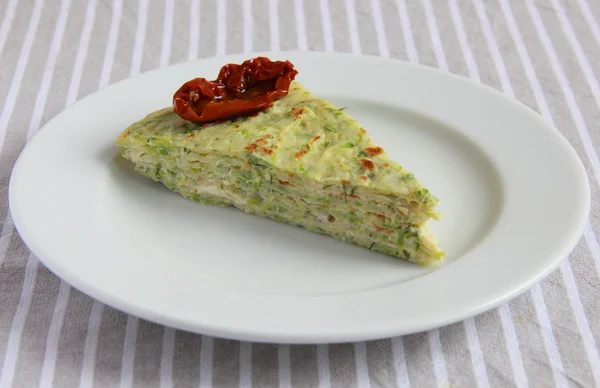 Zucchini cake med mayonaisse och tomater — Stockfoto