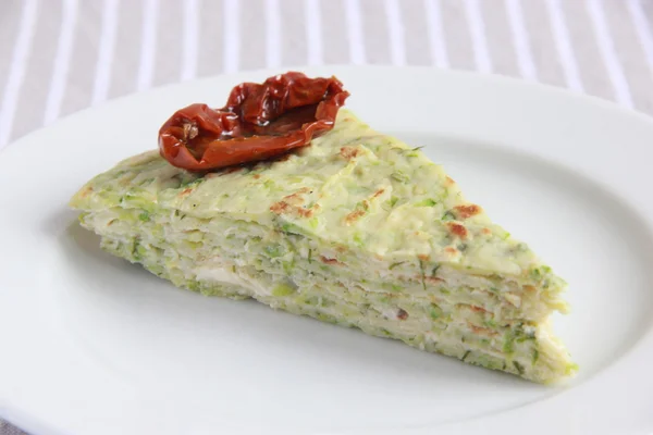 Pastel de calabacín con mayonesa y tomates — Foto de Stock