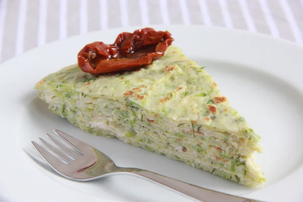 Zucchini-Kuchen mit Mayonaisse und Tomaten — Stockfoto