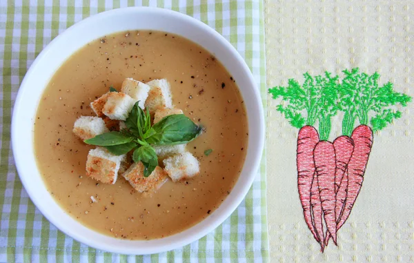 Kruton ve fesleğen ile kabak çorbası