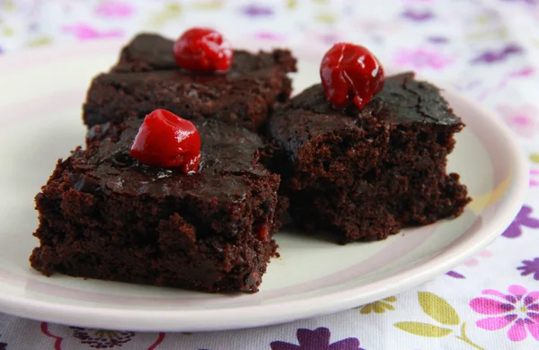 Bolinhos de chocolate com cerejas — Fotografia de Stock