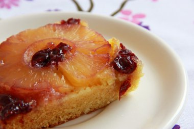Ananas kek kiraz ile ters