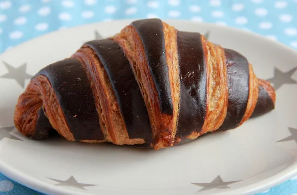 Croissants met chocolade voor het ontbijt — Stockfoto