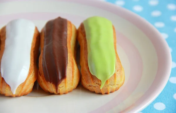 Eclairs mit unterschiedlicher Füllung. — Stockfoto