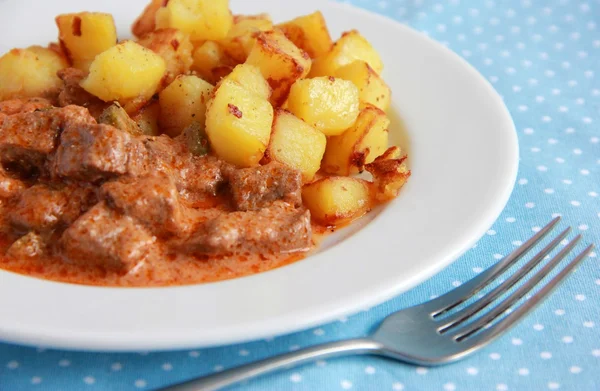 Manzo in salsa di pomodoro con patatine fritte . — Foto Stock