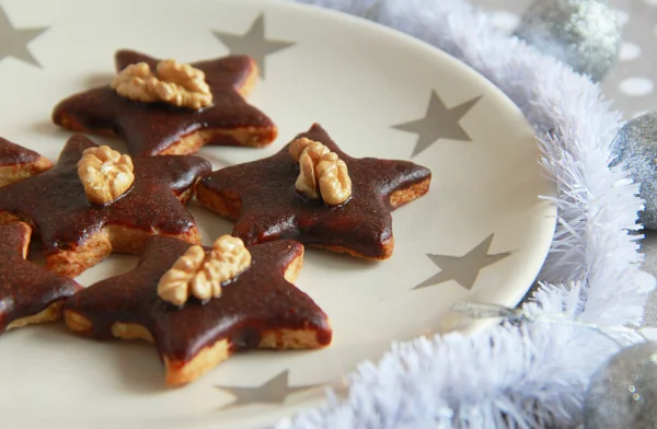 Biscoitos de Natal com chocolate e nozes . — Fotografia de Stock