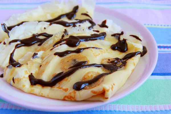 Crêpes aux bananes et garniture au chocolat — Photo