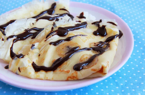 Pfannkuchen mit Bananen und Schokoladenbelag — Stockfoto