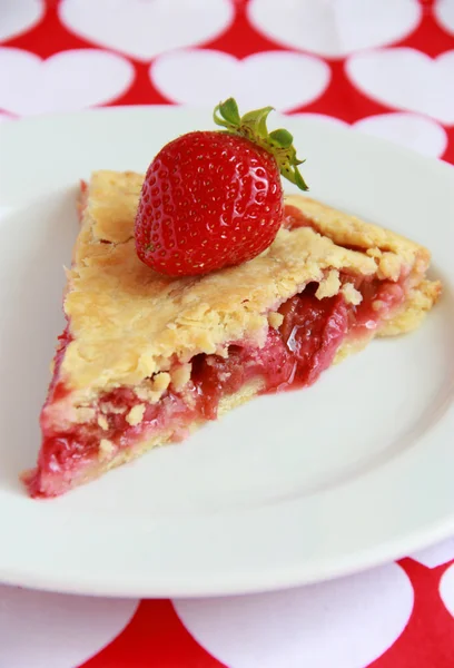 Erdbeer-Rhabarberkuchen — Stockfoto
