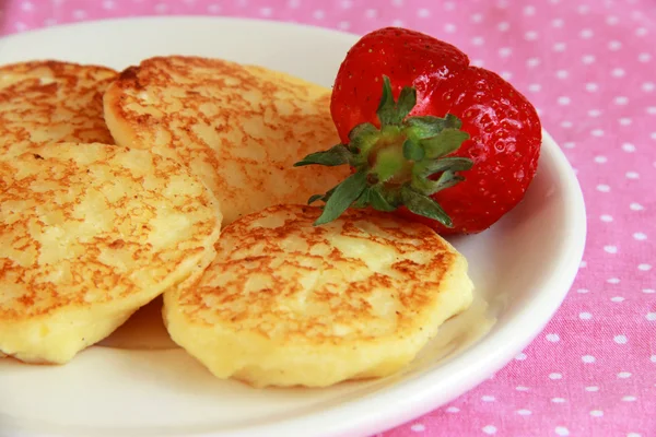 Cheese pancakes with strawberry — Stock Photo, Image