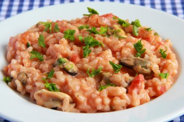 Domates sosu ve midye risotto.