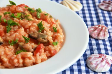 Domates sosu ve midye risotto.