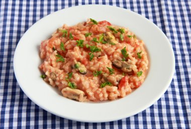 Domates sosu ve midye risotto.