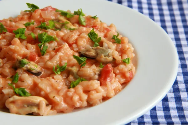 Risotto met tomatensaus en mosselen. — Stockfoto