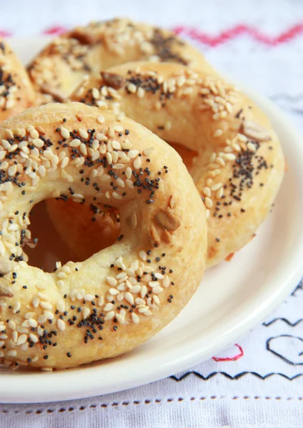 Bagels met maanzaad, zonnebloempitten en sesam — Stockfoto