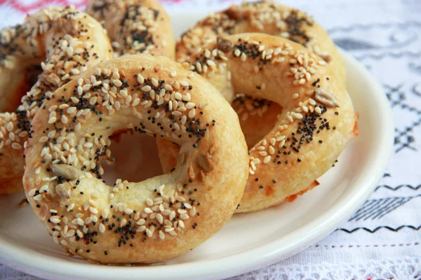 Bagels met maanzaad, zonnebloempitten en sesam — Stockfoto