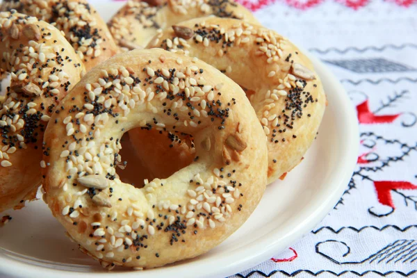 Bagels met maanzaad, zonnebloempitten en sesam — Stockfoto