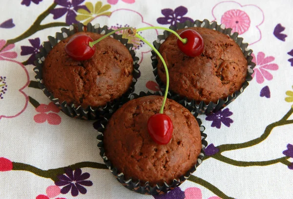 Choklad och körsbär muffins — Stockfoto