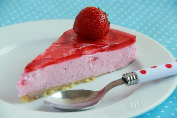 Gâteau mousse aux fraises avec gelée — Photo