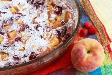 Şeftali ve ahududu clafoutis