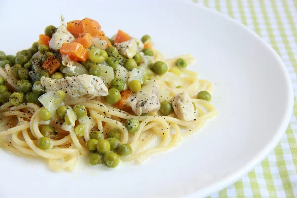 Pasta with turkey and vegetables — Stock Photo, Image