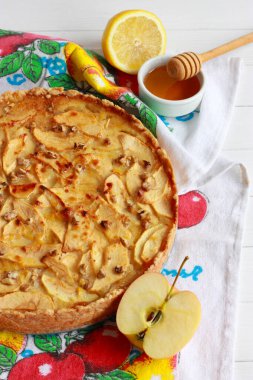 Elmalı, ballı ve fındıklı ev yapımı kek.