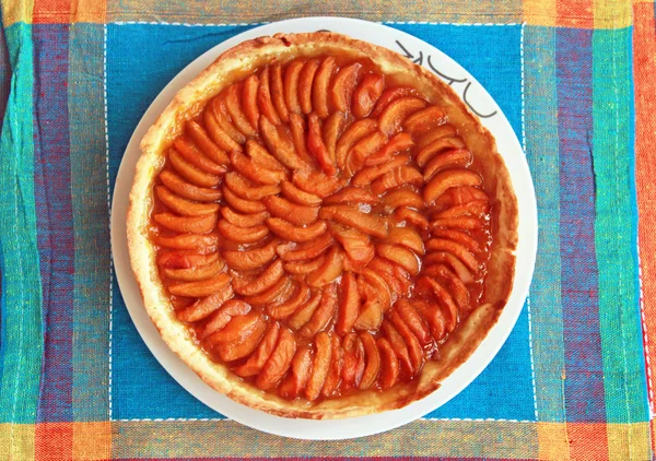 Tarte à l'abricot sur assiette — Photo